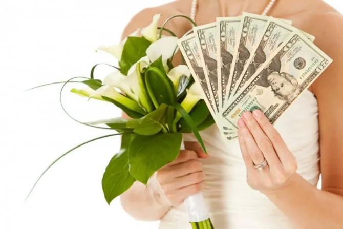сколько денег дарить на свадьбу