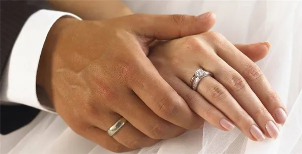 Как носить помолвочное кольцо и можно ли его одевать вместе с обручальным?