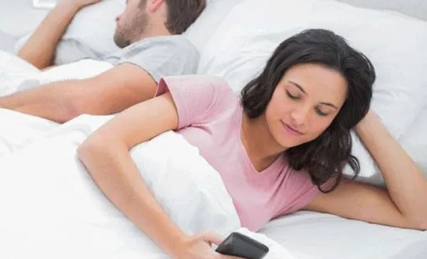 девушка с телефоном в постели