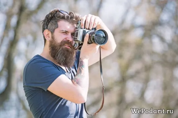 мужчина с бородой фотографирует