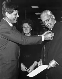 Президент Кеннеди вручил Даллесу медаль национальной безопасности в здании ЦРУ. 1961 год.