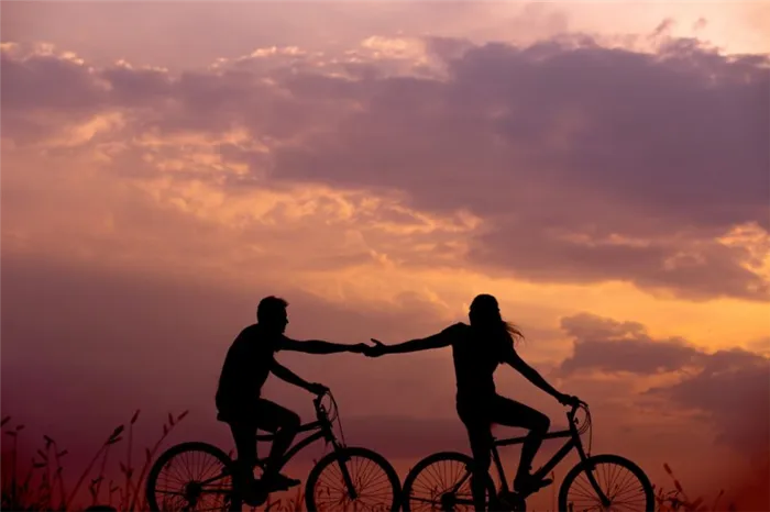 Закат влюбленные на велосипедах
