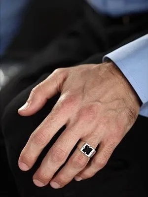 мужчина с кольцом на руке