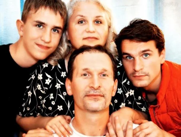 На фото: Виктор Добронравов с родителями и младшим братом