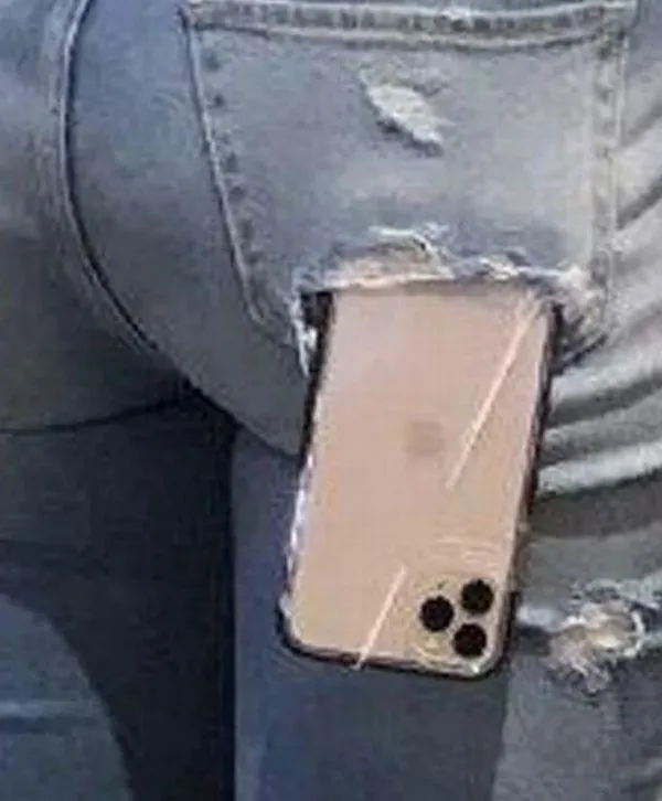 выпадающий телефон из заднего кармана джинс