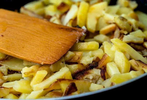 Жаренный картофель на сковороде