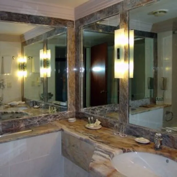 Зеркала напротив друг друга в интерьере ванной