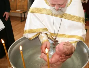 Можно ли крестить ребенка во время месячных