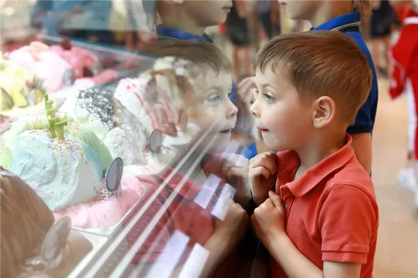 Мальчик перед витриной с мороженым