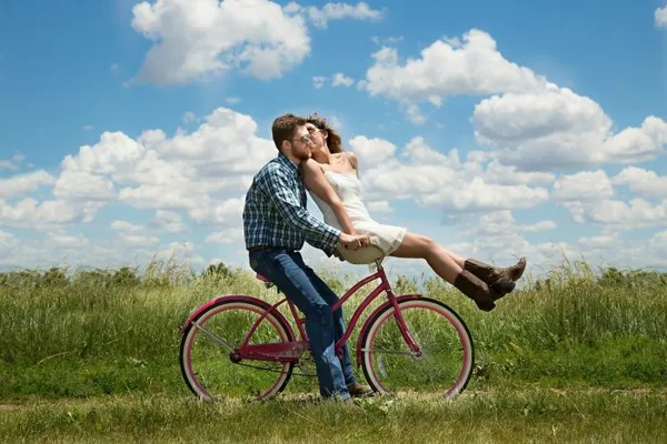 парень и девушка на велосипеде
