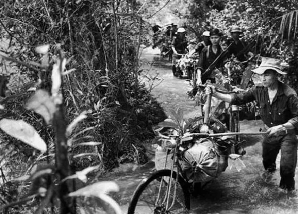 Размытая дождем тропа Хо Ши Мина, которая имела стратегическое значение для армии США в войне во Вьетнаме