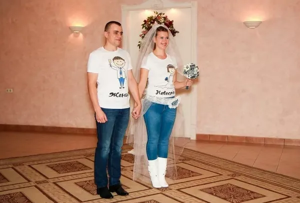 жених и невеста в футболках