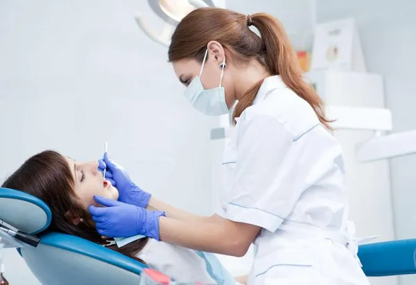 зубной врач за работой